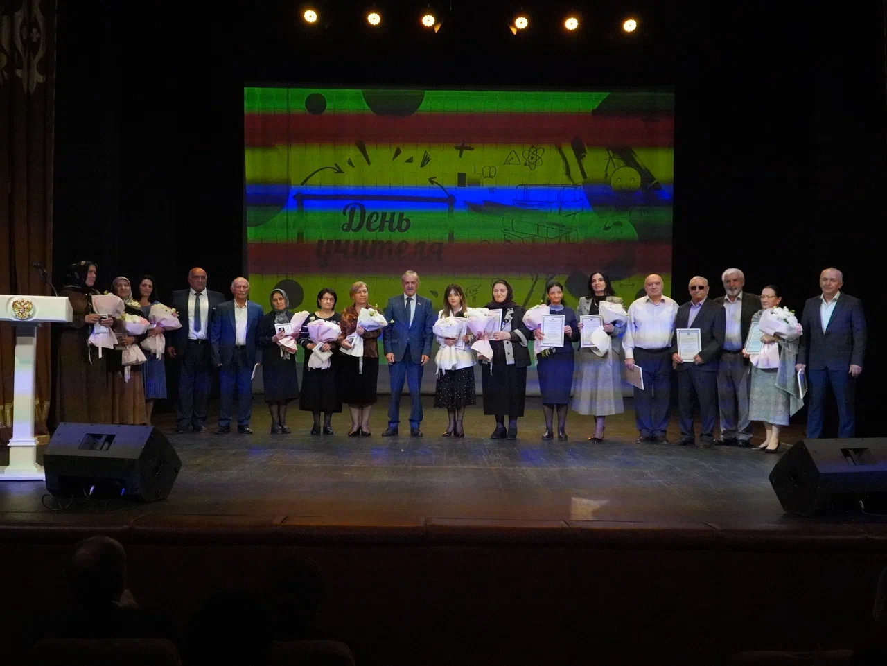В Кумыкском театре наградили отличившихся учителей