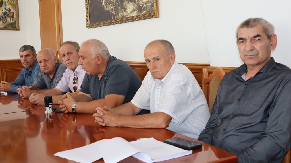 В Гергебильском районе усилят контроль за незаконным строительством и поддержат личные подсобные хозяйства