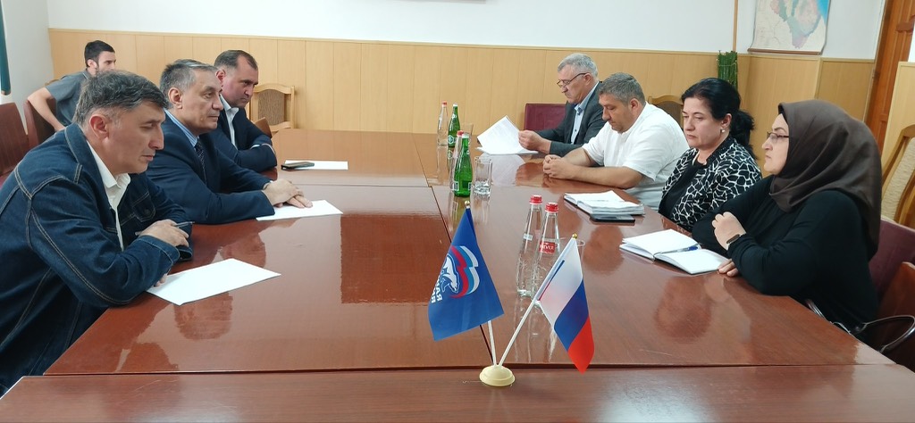 Вице-премьер Дагестана Абдурахман Махмудов провел прием граждан в Хивском районе
