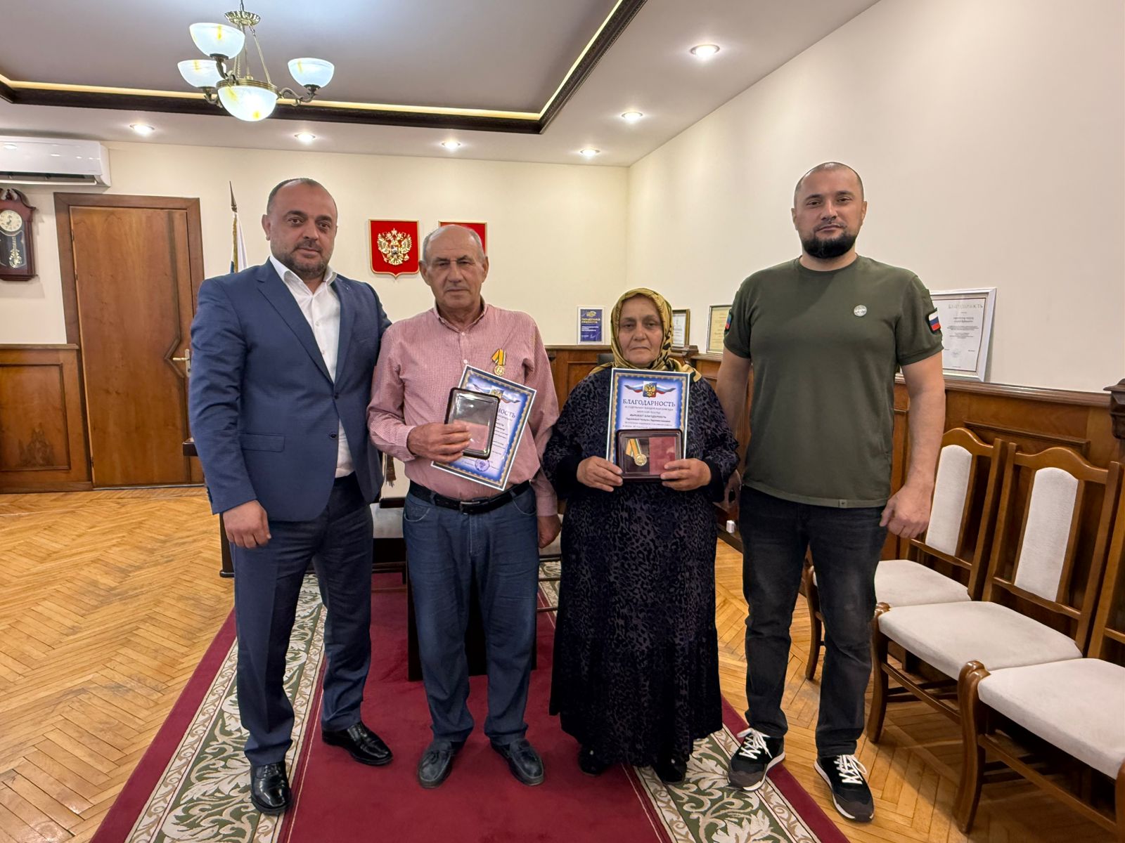 Глава Буйнакска наградил семью Гаджиевых за помощь участникам СВО