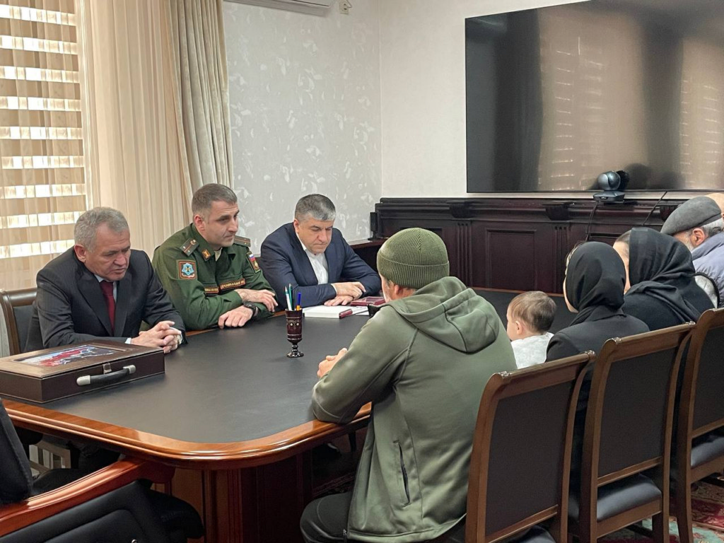 Глава Левашинского района вручил посмертные награды родным погибших участников СВО