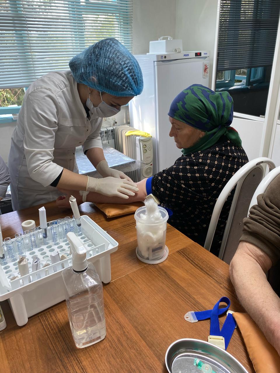 Соцработики Магарамкентского района продолжают доставлять пожилых граждан в медучреждения