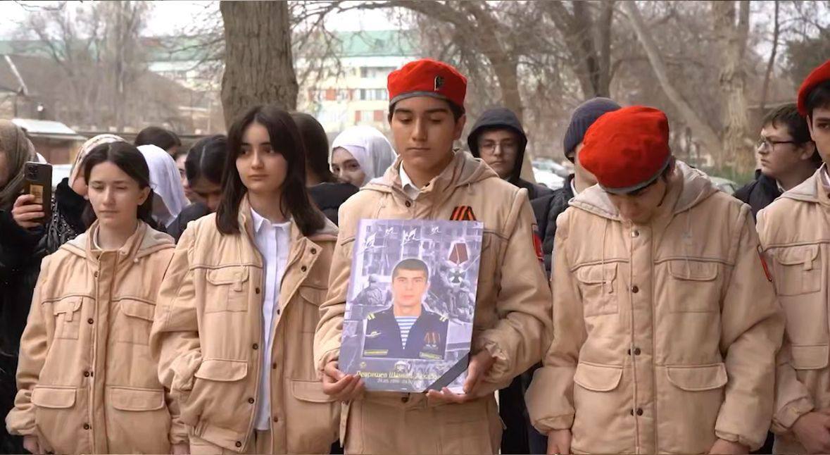 В Дербенте увековечили память участника СВО Шамиля Девришева