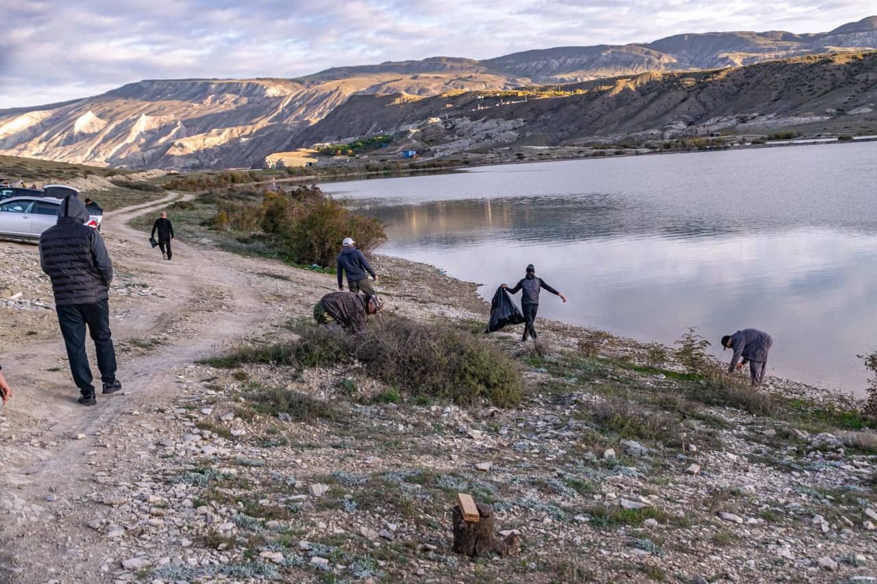 Береговую линию Чиркейского водохранилища очистили от мусора