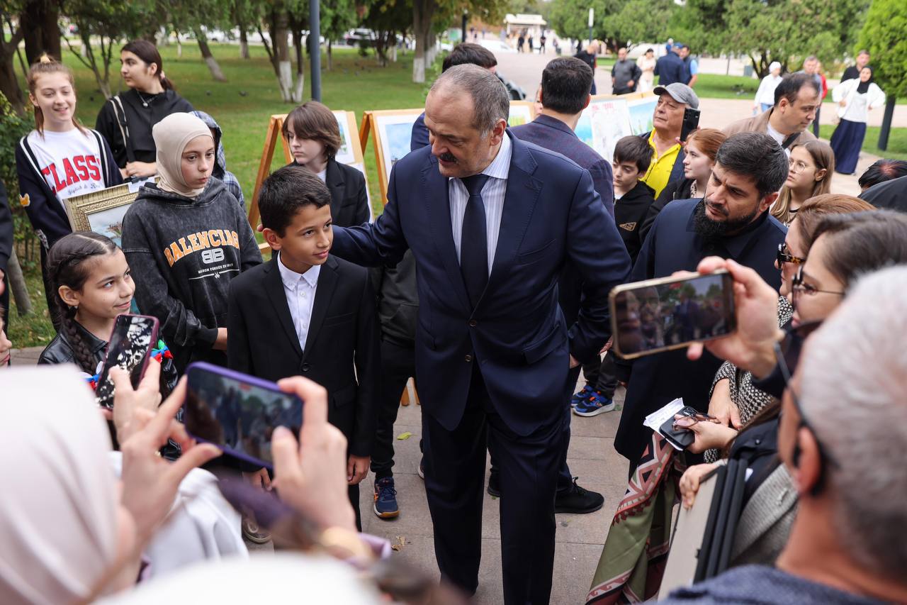 Сергей Меликов поздравил дагестанцев с Днем знаний и началом учебного года