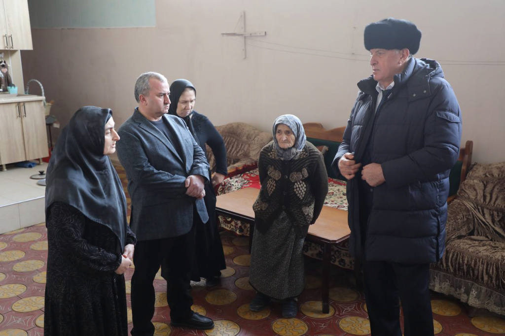 Абдулмуслим Абдулмуслимов навестил вдову и мать погибших участников СВО