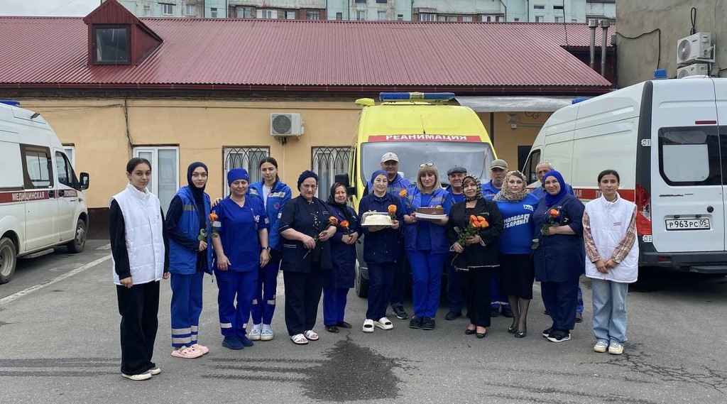 Буйнакские молодогвардейцы поздравили медицинских работников с профессиональным праздником