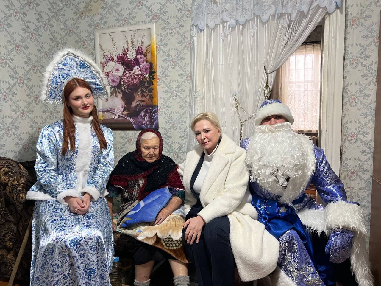 Елена Павлюченко поздравила бывшую узницу концлагеря Людмилу Салмину с наступающим Новым годом