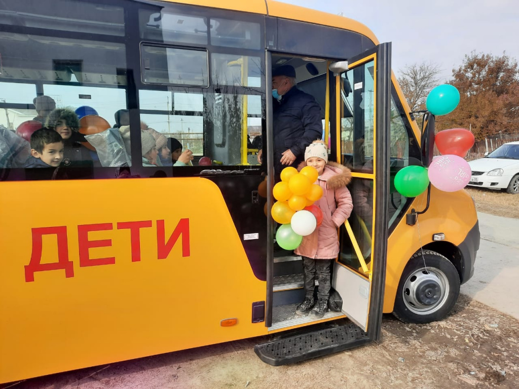 Поселок молодежный автобусы. Организация школьных автобусов. Школьный автобус в Махачкале. Школьный автобус на выставку. Школьный автобус с шариками.
