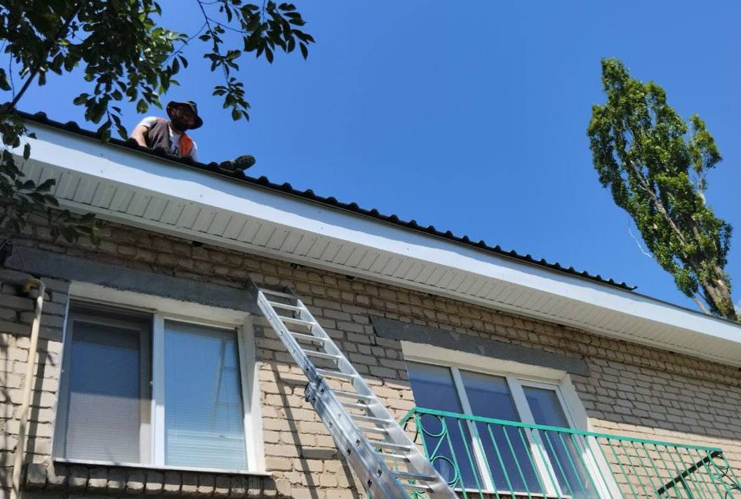 Дагестанские строители ведут капремонт кровли дома в подшефной Михайловке