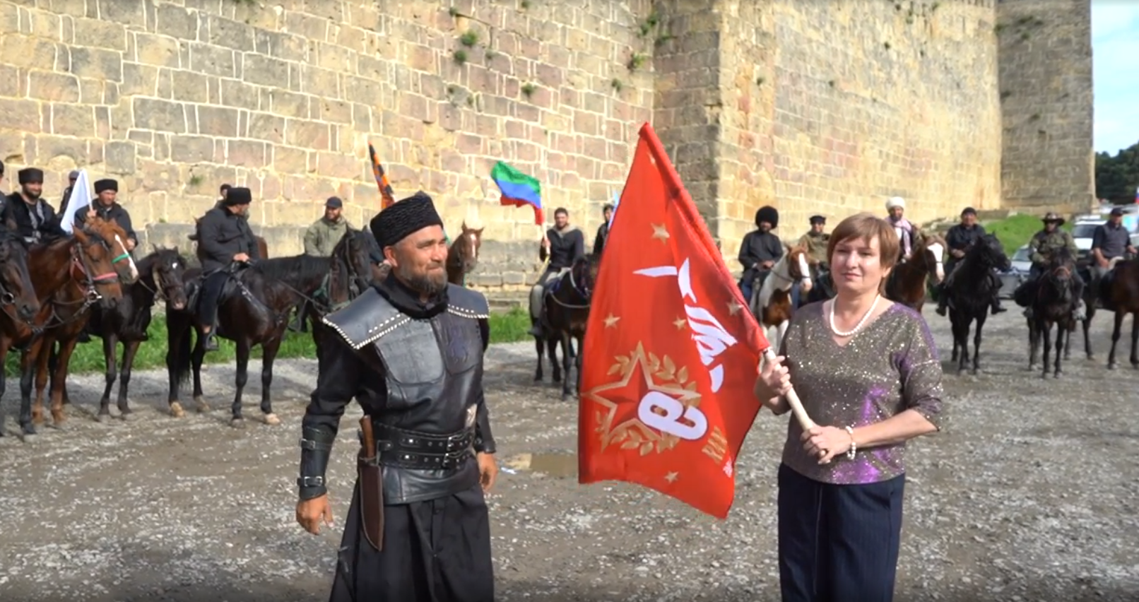 Участники конного похода доставили в Дербент Знамя Победы