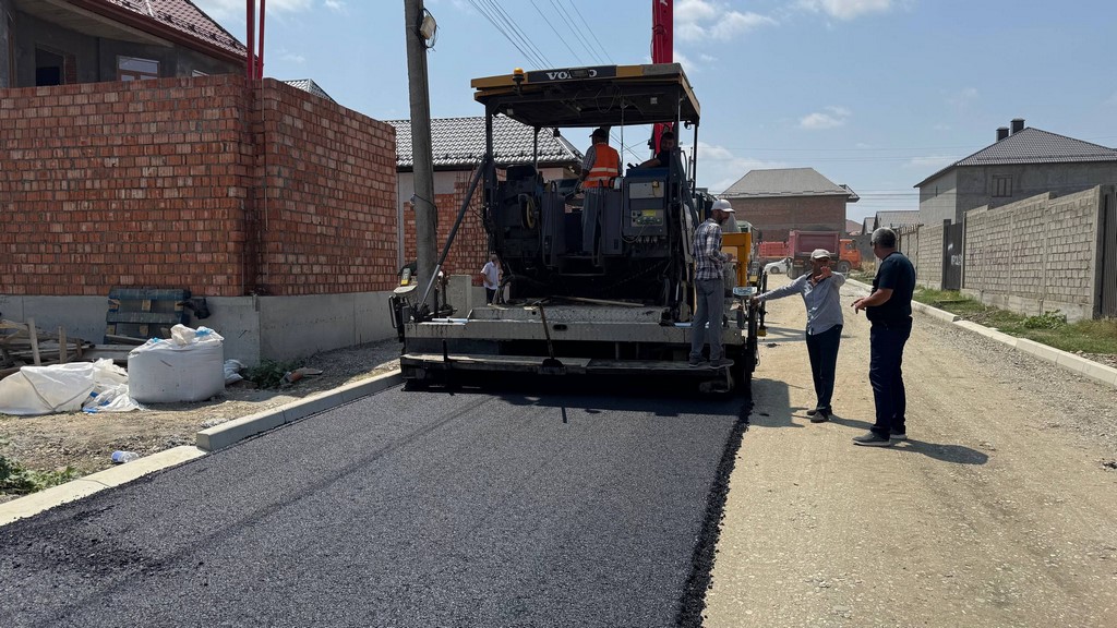В Хасавюрте на улице Скрыльникова проезд 1 начались работы по укладке асфальта