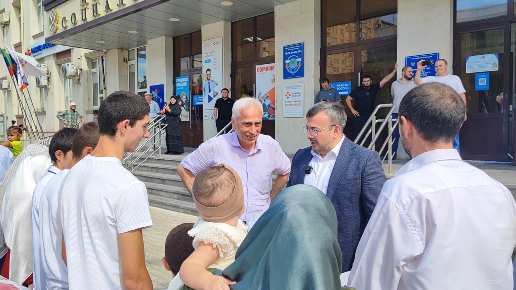 Министр труда Дагестана вручил ключи от «газелей» многодетным семьям