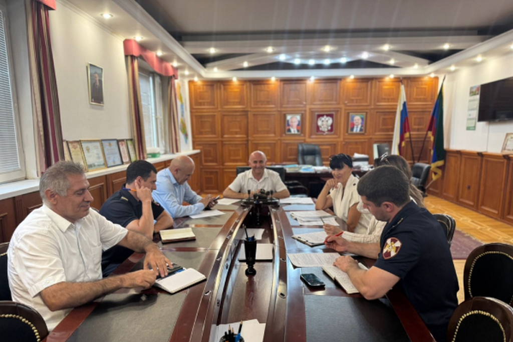 Росгвардейцы проверяют безопасность школ перед началом учебного года в Дагестане