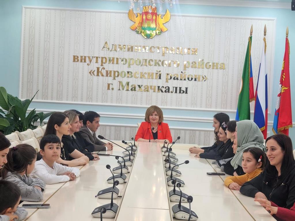 Единороссы передали зимнюю одежду детям участников СВО