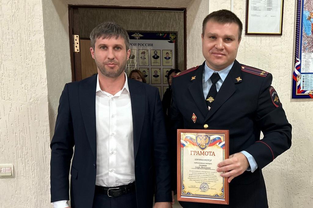 В Тарумовском районе сотрудников правопорядка поздравили с профессиональным праздником