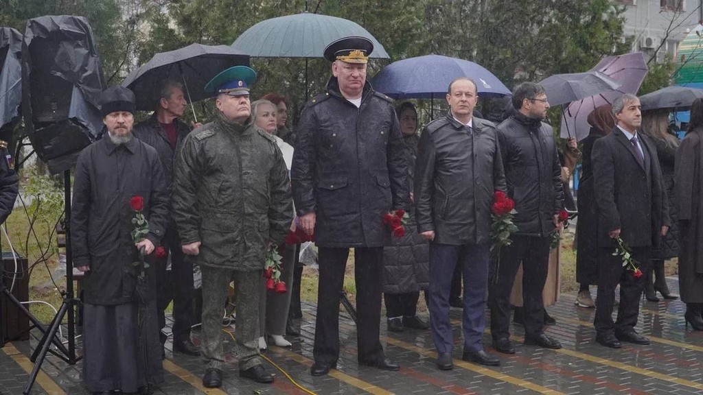 Муслим Телякавов принял участие в памятных мероприятиях ко Дню Героев Отечества в Каспийске