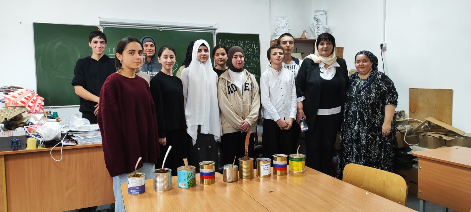 Школьники Кизилюрта изготовили окопные свечи для военнослужащих, находящихся в зоне СВО