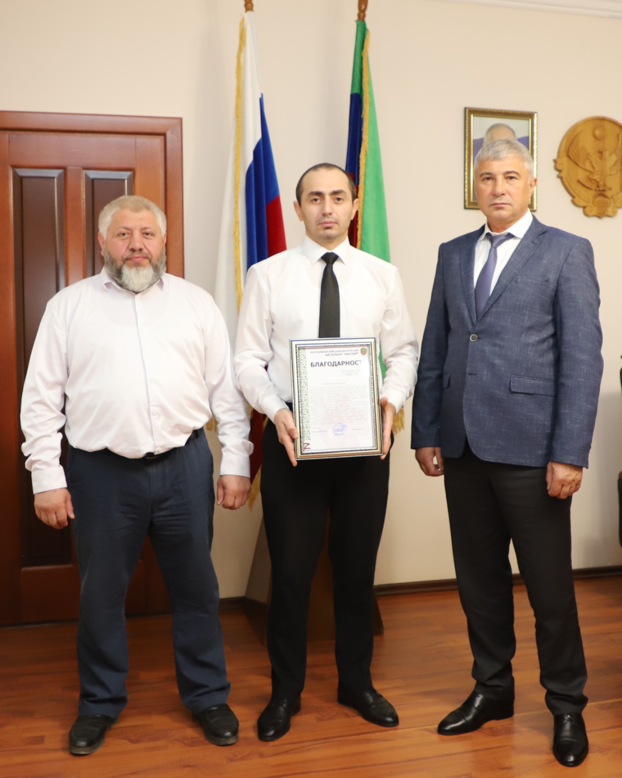 Глава Кизлярского района Аким Микиров встретился с участником СВО