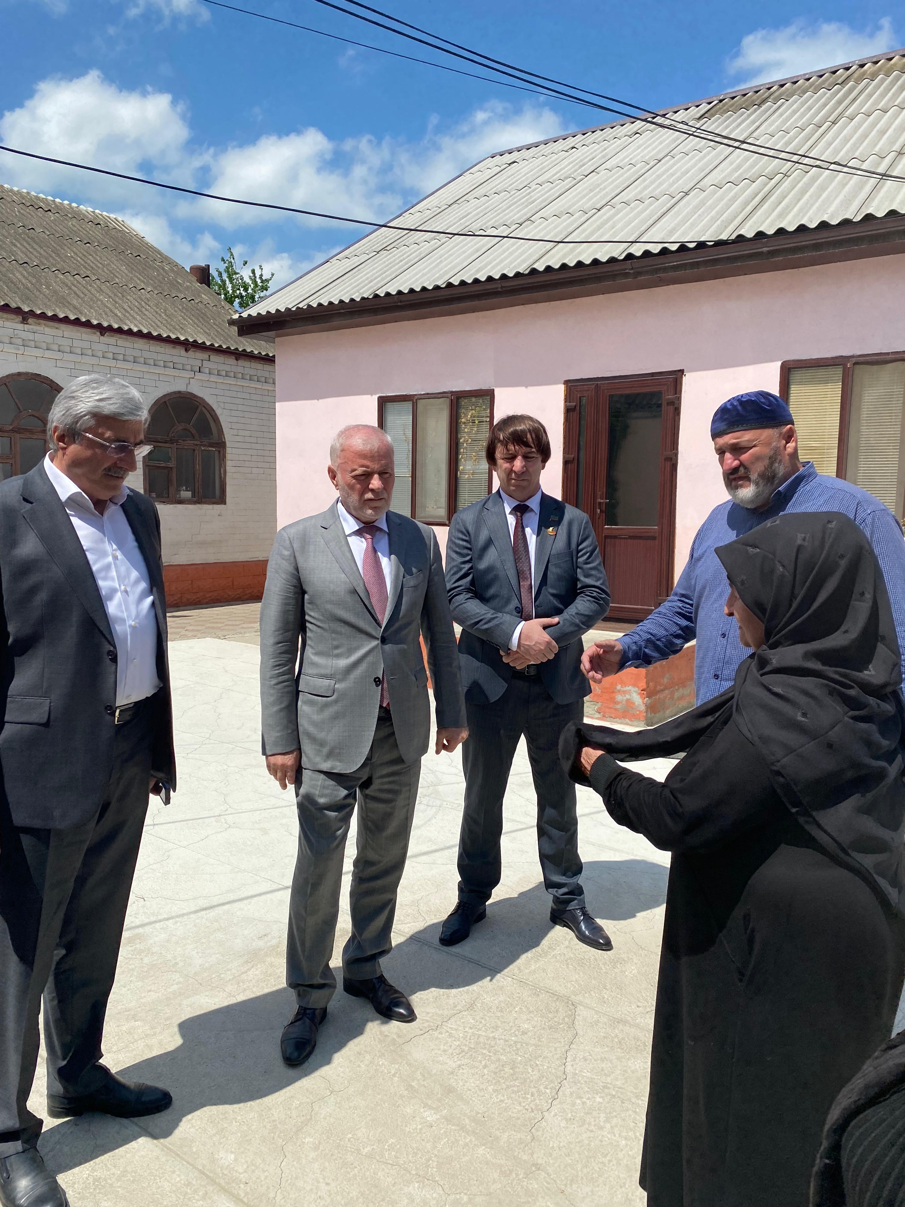 В Новолакском районе семьям погибших участников СВО оказали материальную помощь