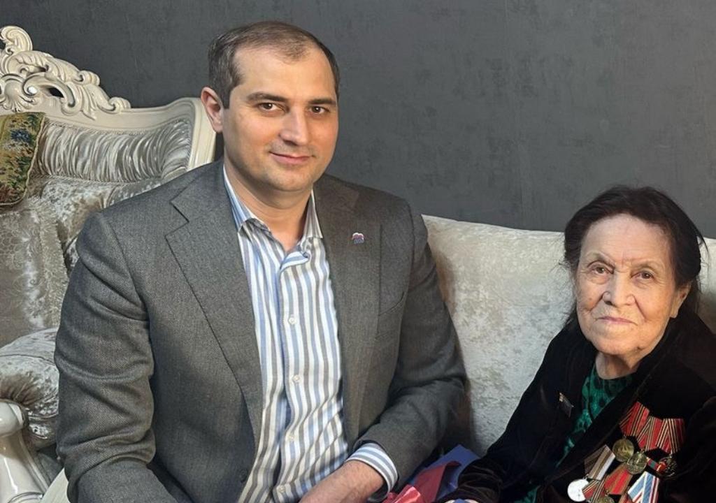 Заур Амиралиев поздравил ветерана Великой Отечественной войны с двойным праздником