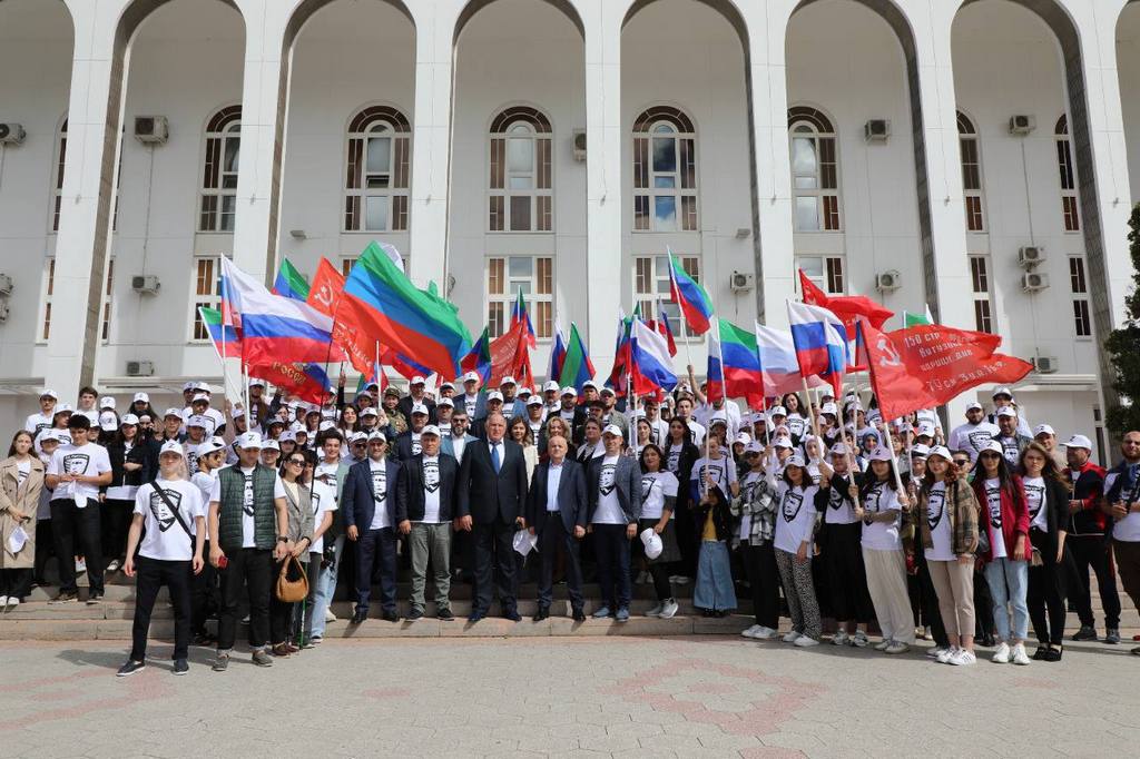 Абдулмуслим Абдулмуслимов поздравил волонтеров Дагестана с Днем добровольца