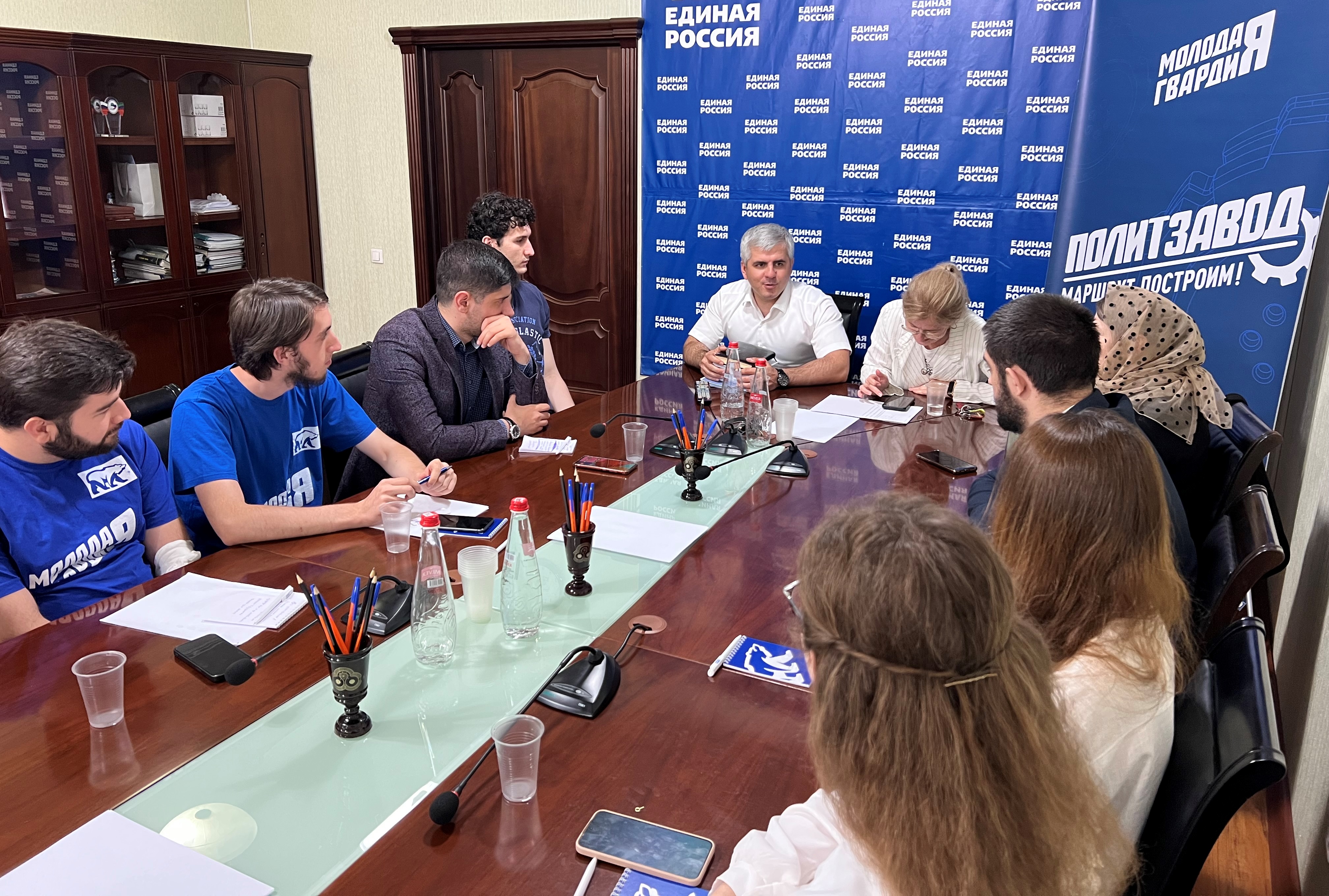 Обучающая встреча по проекту «ПолитЗавод» прошла в Региональной общественной приемной партии «ЕР»