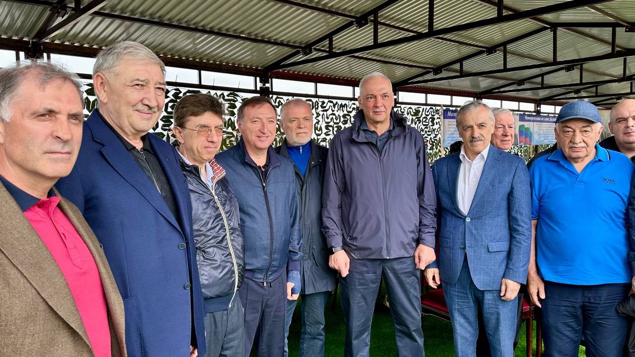 Ансамбль «Лезгинка» отдал дань памяти Магомедали Магомедову на его родине