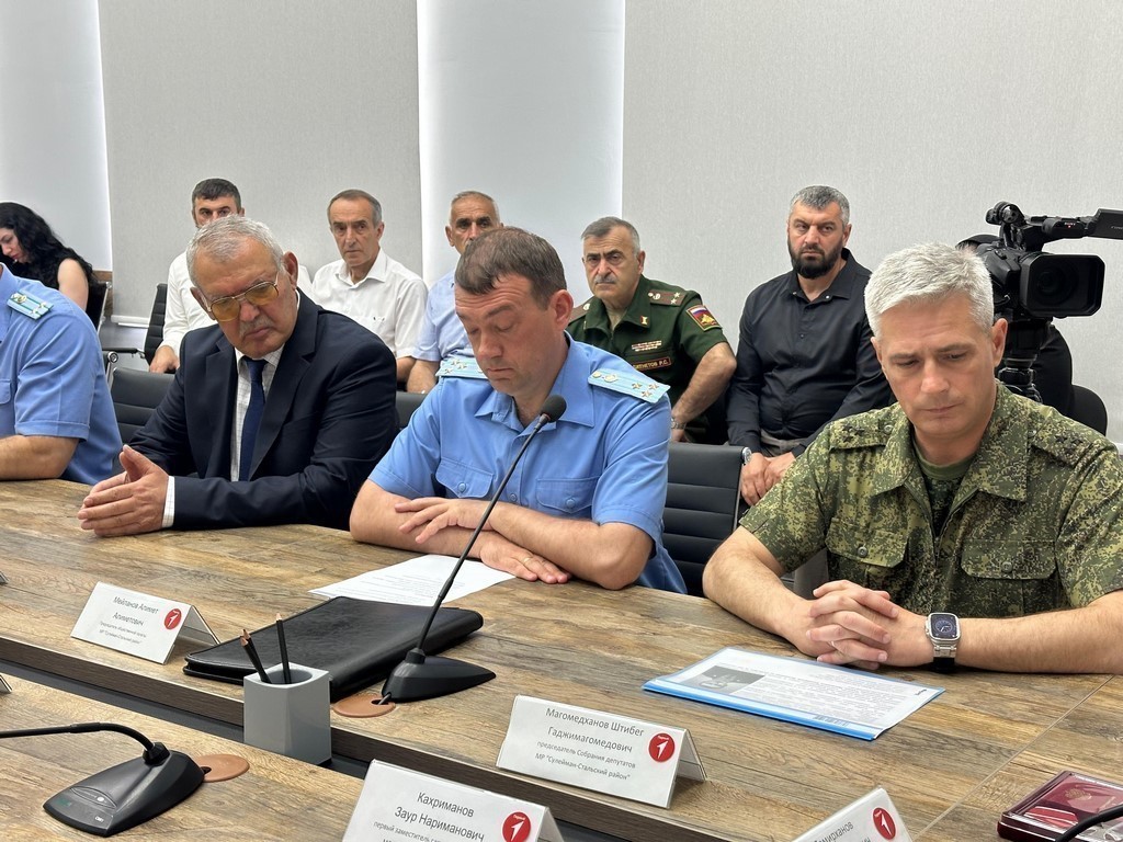 В Сулейман-Стальском районе представители Погрануправления передали родителям погибшего военного орден Мужества