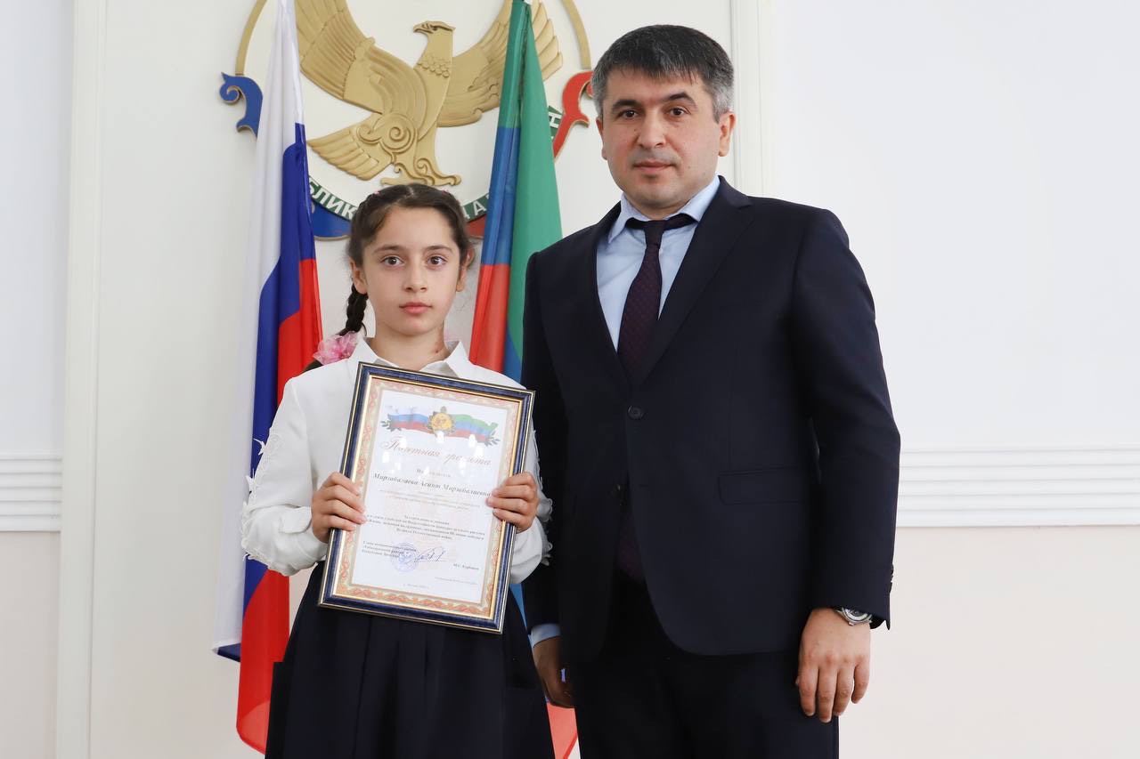 Отличившихся школьников Табасаранского района наградили почетными грамотами главы муниципалитета