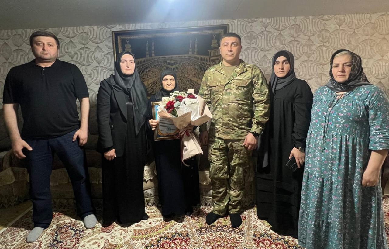 Руководитель филиала Госфонда «Защитники Отечества» по РД навестил маму погибших участников СВО