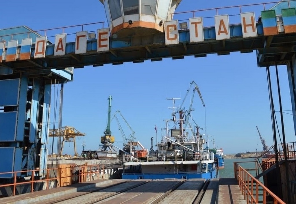 Индия намерена запустить контейнерные перевозки в Россию через порт Махачкалы