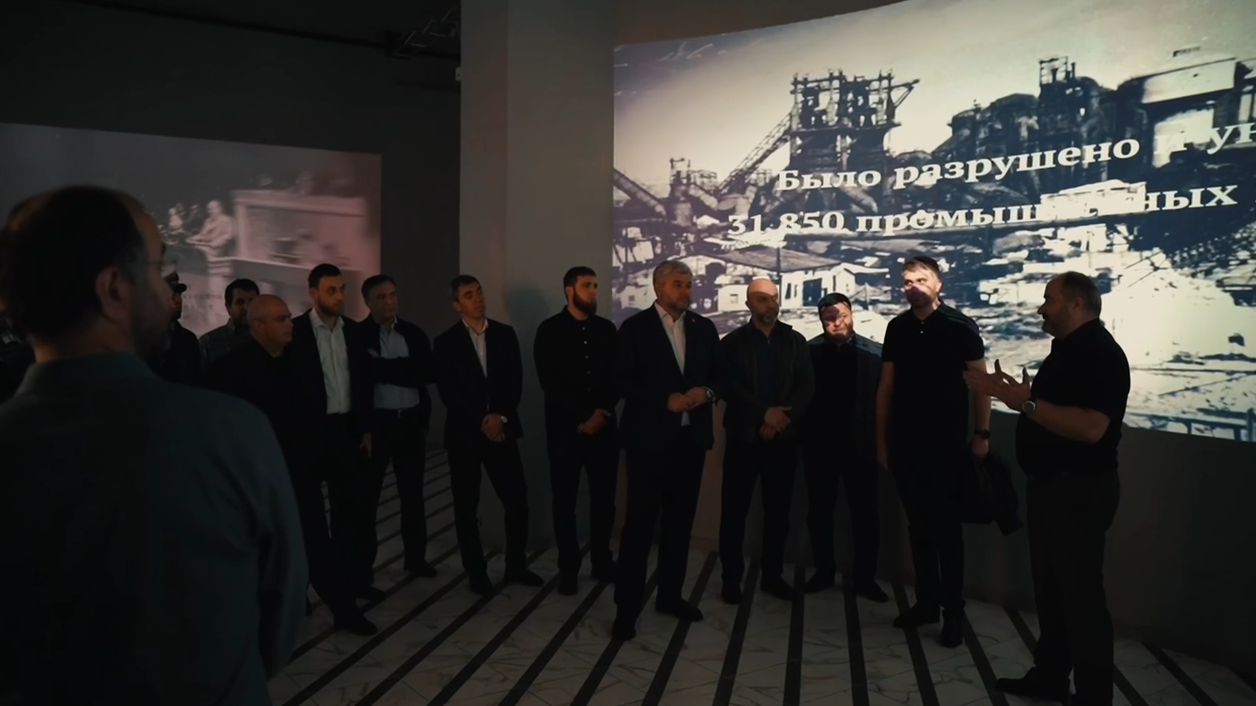 Представители Минимущества Дагестана посетил мультимедийную выставку «Хроники Великой Победы»