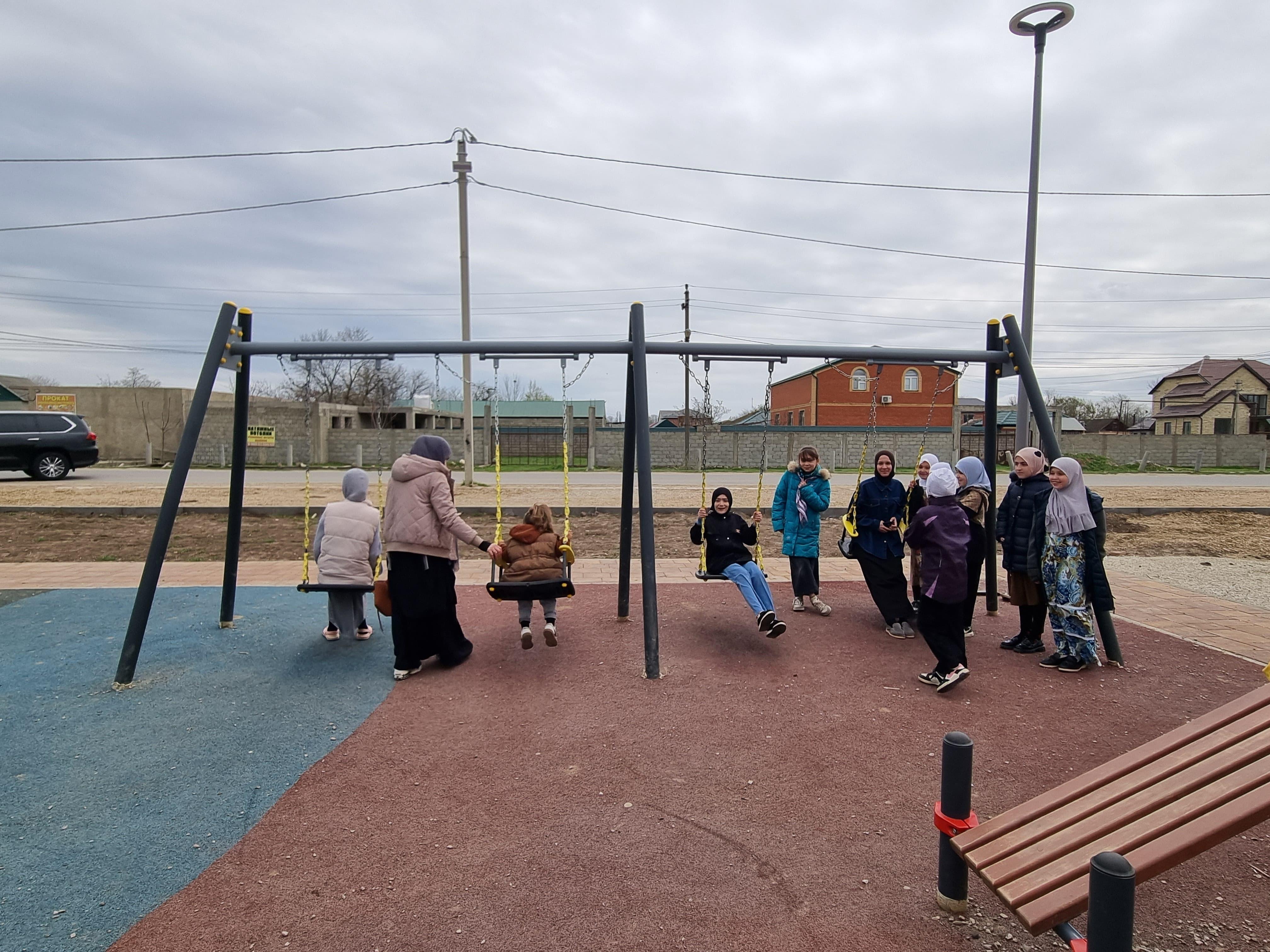 Единороссы проверили качество завершенных работ по благоустройству сквера в селе Богатыревке