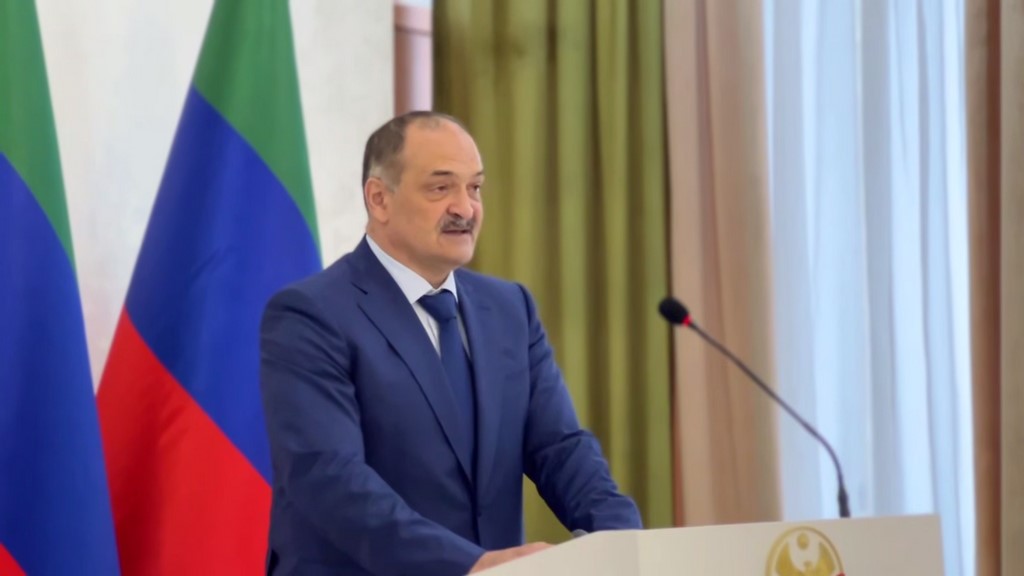 Сергей Меликов в День России вручил госнаграды отличившимся дагестанцам