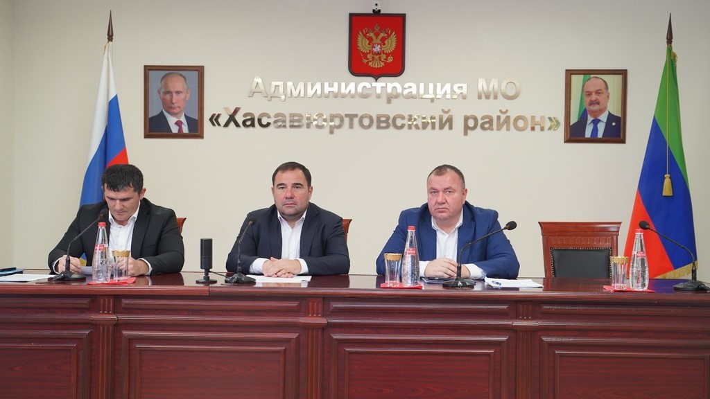 Глава Хасавюртовского района провел совещание по вопросам срочной, а также контрактной службы
