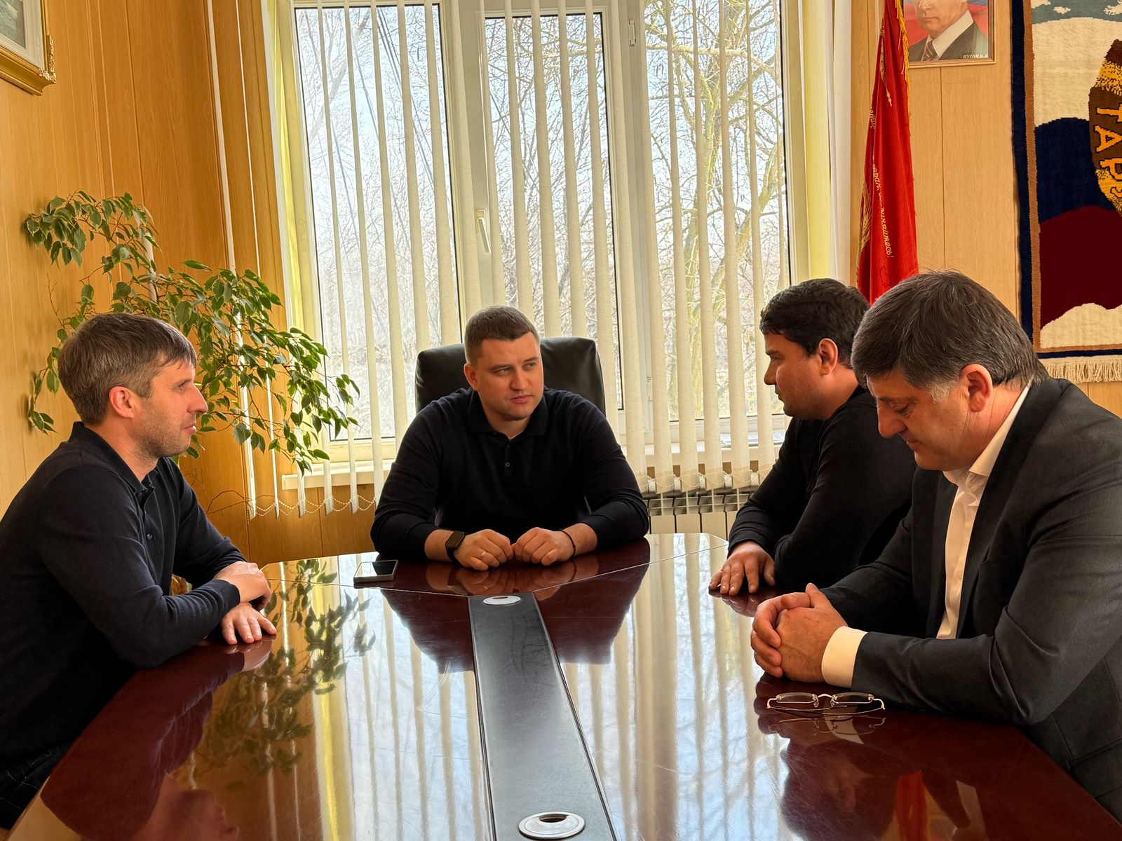 Василий Джамалов провел встречу в Тарумовском районе с депутатом Артёмом Бичаевым