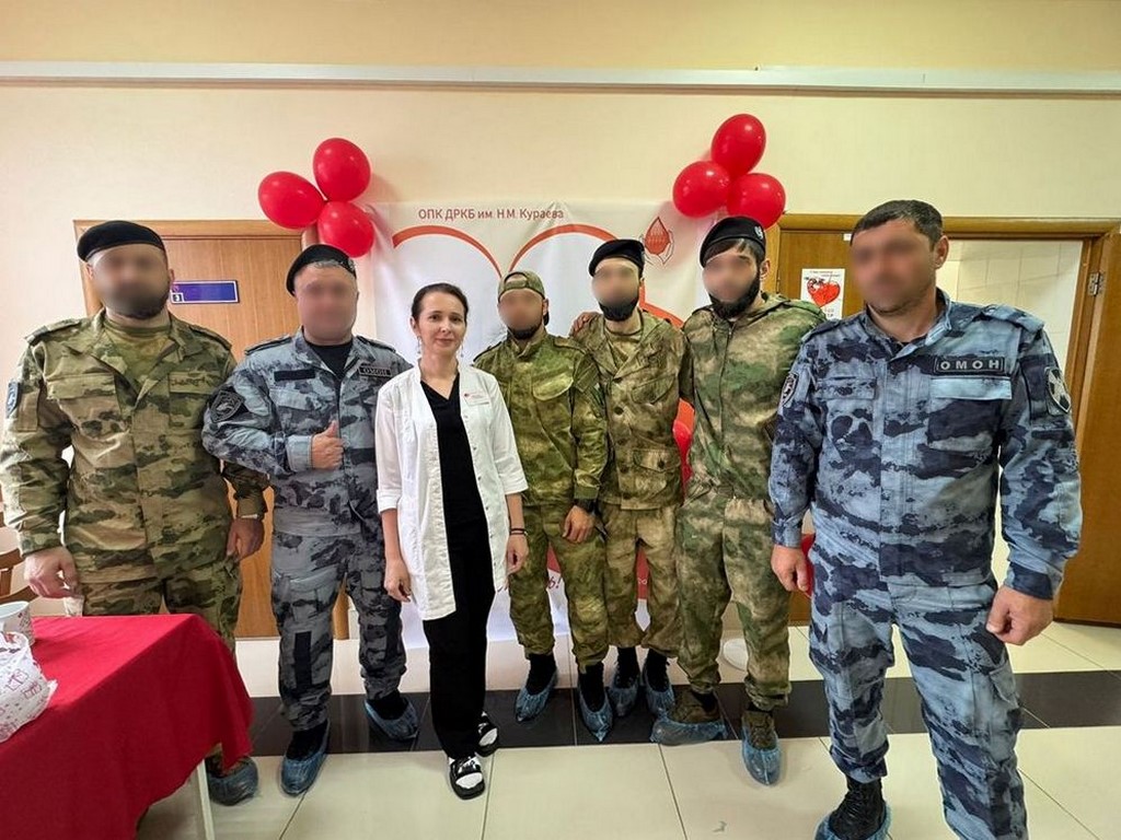 Более 10 литров крови сдали бойцы ОМОН для детской больницы в Дагестане