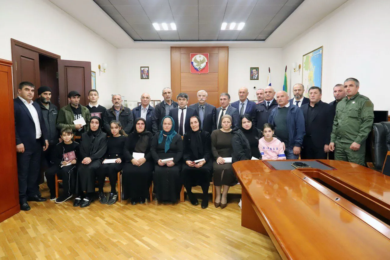 В Табасаранском районе семьям погибших участников СВО вручили 13 орденов Мужества