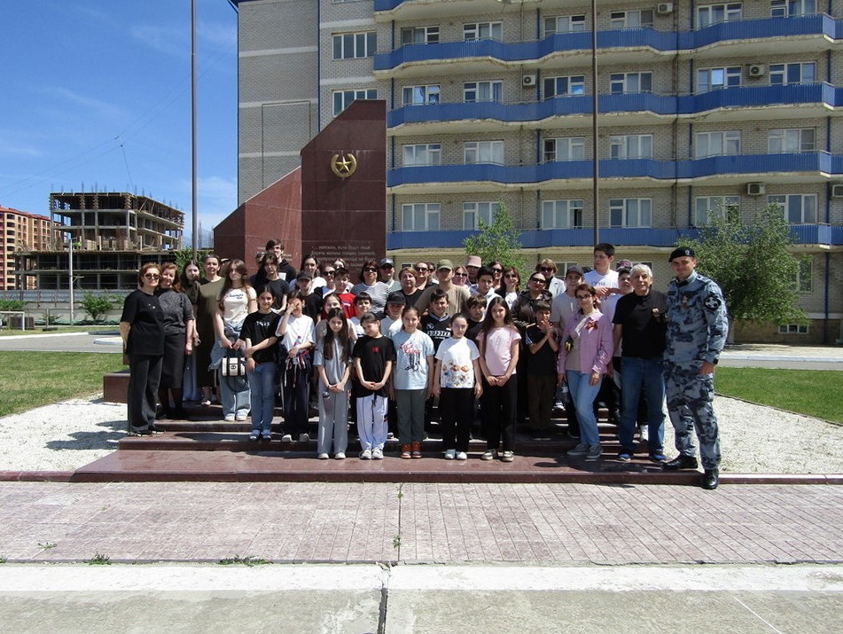 Росгвардейцы провели День открытых дверей для дагестанских школьников