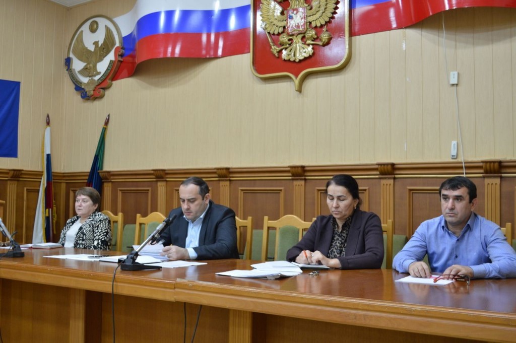 Новая рабочая неделя стартовала с аппаратного совещания, которое провел глава района Магомед Эльдерханов