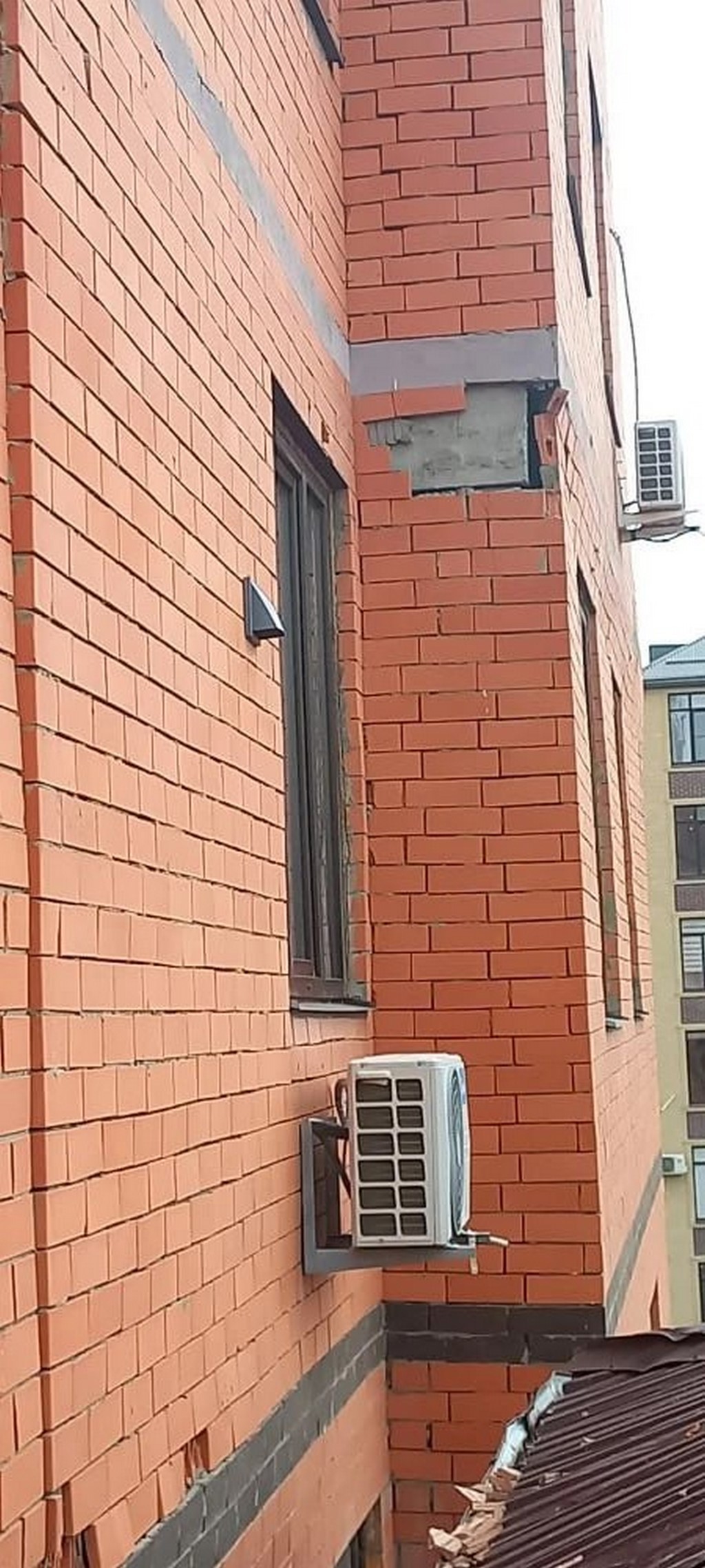 В Дагестане управляющую компанию наказали из-за угрозы обрушения облицовки дома