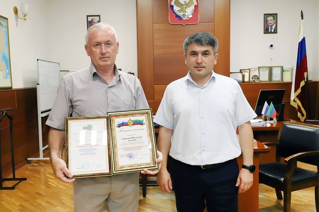 Сотрудников администрации Табасаранского района отметили почетными грамотами