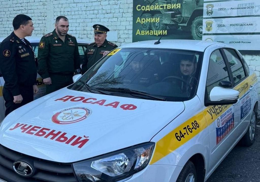 Участника СВО обучают вождению на автомобиле, адаптированном под нужды людей с ОВЗ