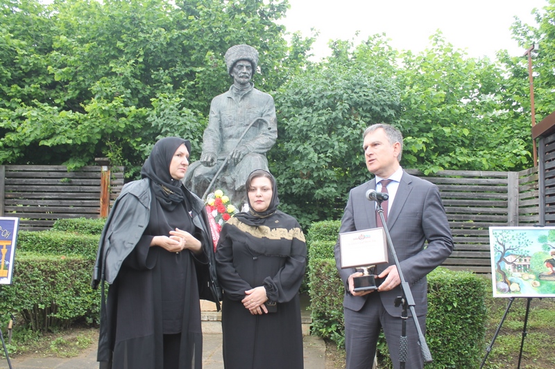 В рамках празднования Дня поэзии Гомера XX века Саид Темирханов встретился с представительницами организации «Сила матерей»