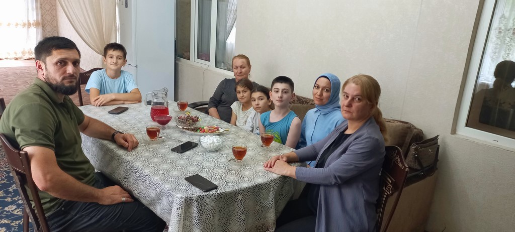 Соцработники Минтруда РД в Ахтынском районе посетили семьи участников СВО