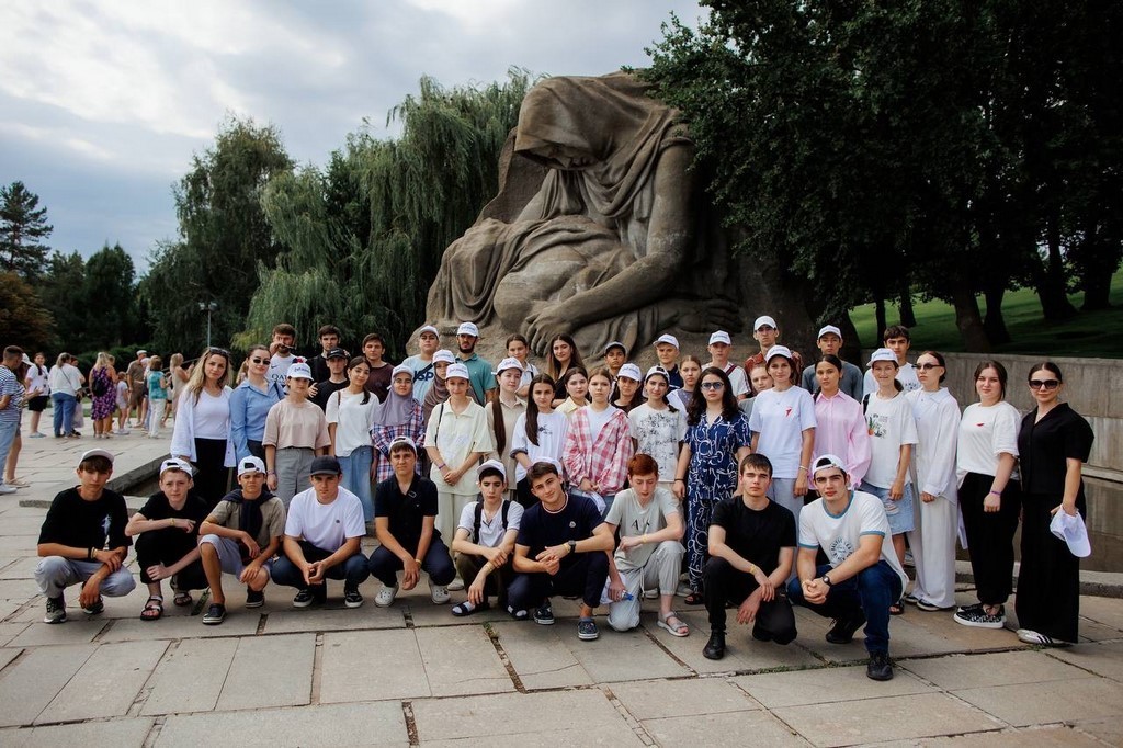 Школьники Дагестана посетили места боевой славы в Волгограде