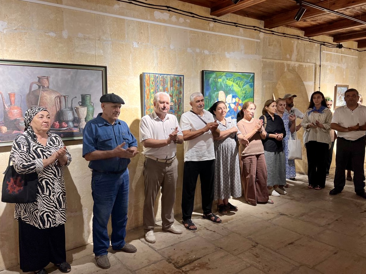 В Дербенте открылась выставка «Погружение в живопись»