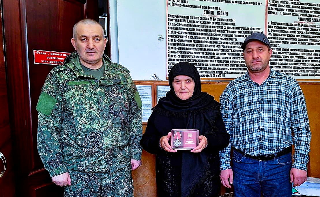 Матери погибшего участника СВО Ахмеда Гаджиева из Гумбетовского района вручили орден Мужества
