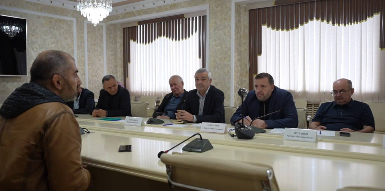 Глава Хасавюрта Корголи Корголиев провел еженедельный прием граждан